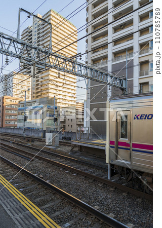 京王線 新宿行き 府中駅 府中駅ホーム 各駅停車 京王線 新宿行き 府中駅 府中駅ホーム 各駅停車 110785789