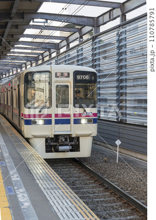 京王線　新宿行き　府中駅　府中駅ホーム　各駅停車 110785791
