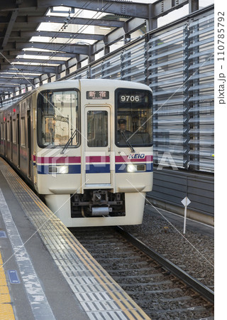 京王線　新宿行き　府中駅　府中駅ホーム　各駅停車 110785792