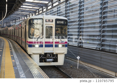 京王線　新宿行き　府中駅　府中駅ホーム　各駅停車 110785795
