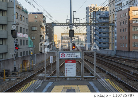 京王線 新宿行き 府中駅 府中駅ホーム 各駅停車 京王線 新宿行き 府中駅 府中駅ホーム 各駅停車 110785797