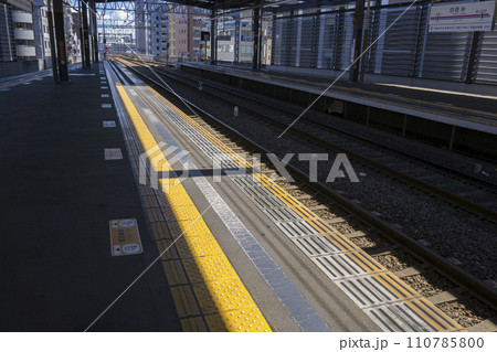 京王線　新宿行き　府中駅　府中駅ホーム　各駅停車 110785800