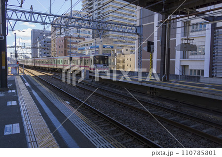 京王線　新宿行き　府中駅　府中駅ホーム　各駅停車 110785801