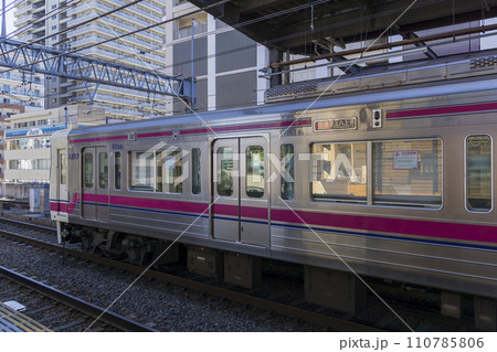 京王線　新宿行き　府中駅　府中駅ホーム　各駅停車 110785806