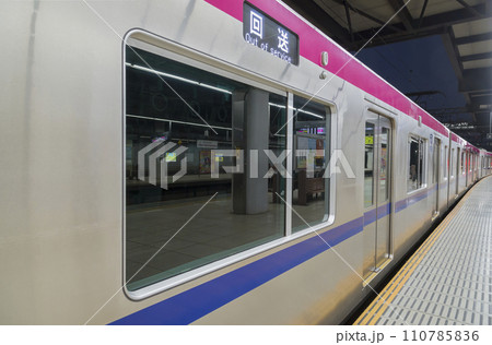 京王線　新宿行き　回送　電車　高幡不動駅　京王　5000系　京王5000系　京王ライナー　 110785836
