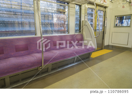 京王線　新宿行き　府中駅　府中駅ホーム　車内　座席　ドア 110786095