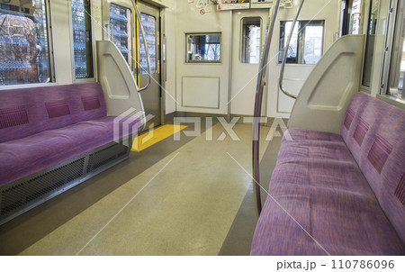 京王線　新宿行き　府中駅　府中駅ホーム　車内　座席　ドア 110786096