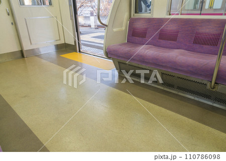 京王線　新宿行き　府中駅　府中駅ホーム　車内　座席　ドア 110786098