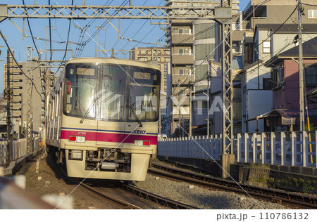 京王線　新宿行き　府中駅　カーブ　急行　準特急　京王八王子　高尾山　8000系による特急 110786132