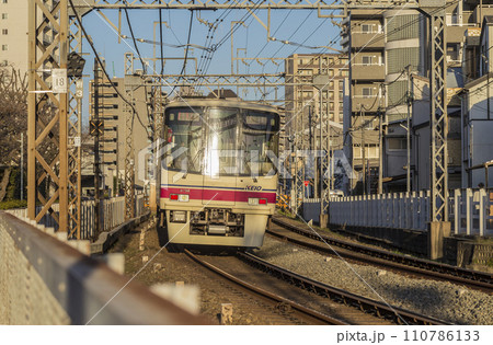 京王線 新宿行き 府中駅 カーブ 急行 準特急 京王八王子 高尾山 8000系による特急 京王線 新宿行き 府中駅 カーブ 急行 準特急 京王八王子 高尾山 8000系による特急 110786133