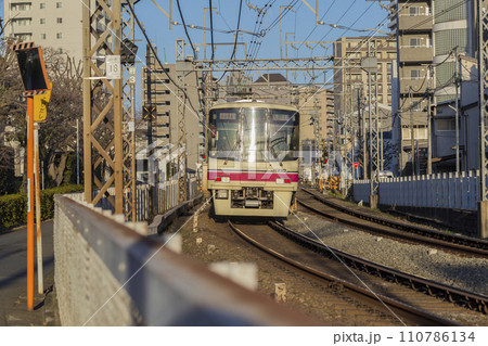 京王線 新宿行き 府中駅 カーブ 急行 準特急 京王八王子 高尾山 8000系による特急 京王線 新宿行き 府中駅 カーブ 急行 準特急 京王八王子 高尾山 8000系による特急 110786134