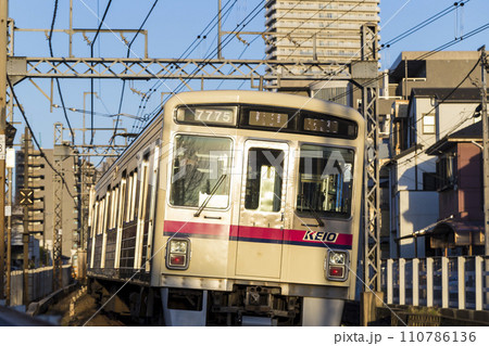 京王線　新宿行き　府中駅　カーブ　急行　準特急　京王八王子　高尾山　8000系による特急 110786136