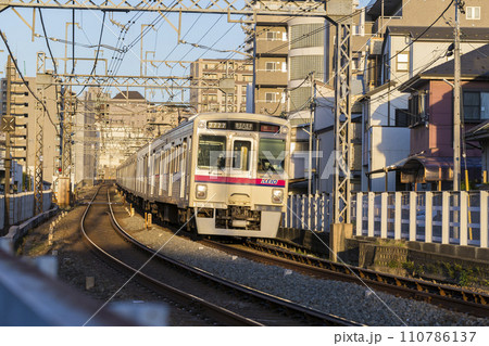京王線　新宿行き　府中駅　カーブ　急行　準特急　京王八王子　高尾山　8000系による特急 110786137