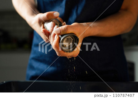 Girl Using Papper Grinding Shaker Girl Using Papper Grinding Shaker 110787407