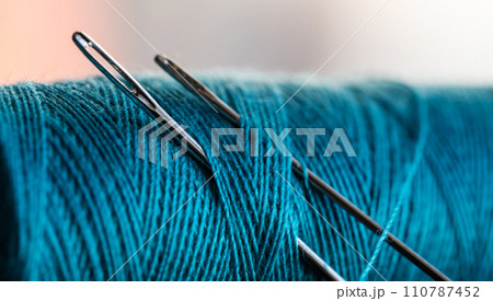 Needle with blue threat 110787452