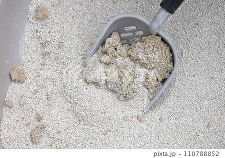 Cat litter box with a scoop Cat litter box with a scoop 110788852