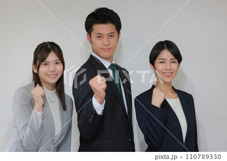 ガッツポーズのビジネスパーソン3人_1 ガッツポーズのビジネスパーソン3人_1 110789330
