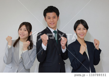 両手でガッツポーズのビジネスパーソン3人_1 両手でガッツポーズのビジネスパーソン3人_1 110789331