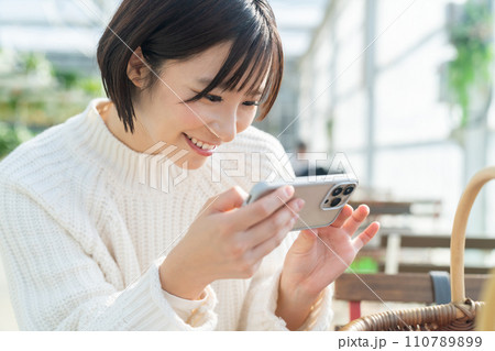物撮りをする女性 イチゴ狩りをする女性 いちご狩りをする女性 物撮りをする女性 イチゴ狩りをする女性 いちご狩りをする女性 110789899