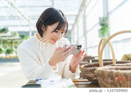 物撮りをする女性 イチゴ狩りをする女性 いちご狩りをする女性 物撮りをする女性 イチゴ狩りをする女性 いちご狩りをする女性 110789900
