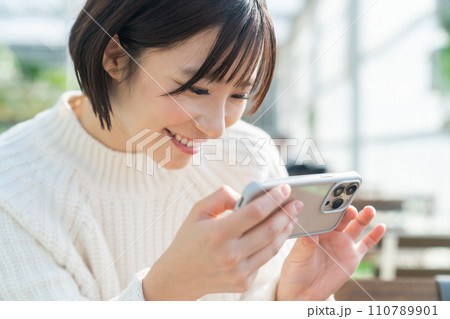 物撮りをする女性　イチゴ狩りをする女性　いちご狩りをする女性 110789901