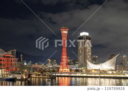 冬の神戸ハーバーランド ポートタワーのライトアップ 兵庫県神戸市 冬の神戸ハーバーランド ポートタワーのライトアップ 兵庫県神戸市 110789928