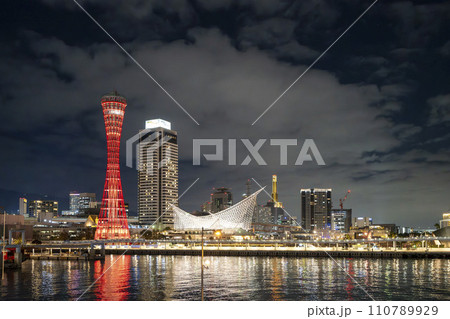 冬の神戸ハーバーランド ポートタワーのライトアップ 兵庫県神戸市 冬の神戸ハーバーランド ポートタワーのライトアップ 兵庫県神戸市 110789929
