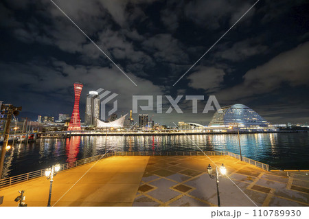 冬の神戸ハーバーランド　ポートタワーのライトアップ　兵庫県神戸市 110789930