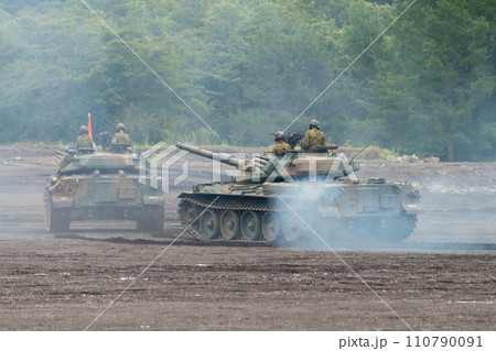 走行する陸上自衛隊74式戦車 110790091