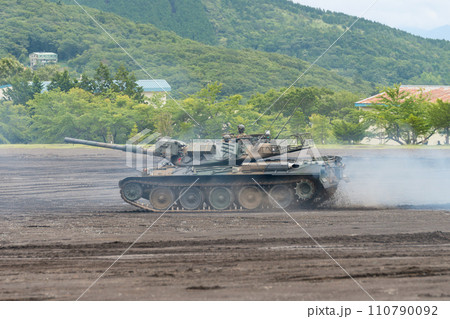 走行する陸上自衛隊74式戦車 110790092