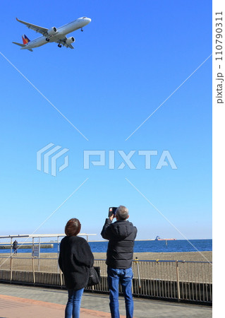 頭上を飛ぶ旅客機 頭上を飛ぶ旅客機 110790311