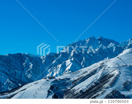 冬の白馬村 冠雪した北アルプス 八方尾根スキー場と五竜岳 冬の白馬村 冠雪した北アルプス 八方尾根スキー場と五竜岳 110790503
