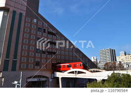 後楽園に入る丸の内線　東京 110790564