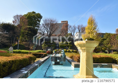 冬の朝の後楽園駅前　東京 110790571