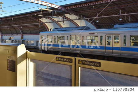 晴天の梅ヶ丘駅ホームの小田急線　東京 110790804