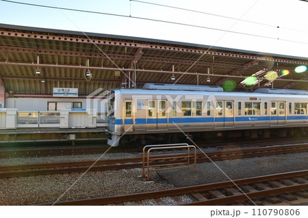 晴天の梅ヶ丘駅ホームの小田急線　東京 110790806