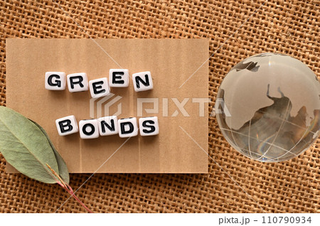GREEN BONDSの語にワードビーズが並んでいる脇にガラスボールの地球がある GREEN BONDSの語にワードビーズが並んでいる脇にガラスボールの地球がある 110790934