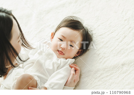 0歳児の赤ちゃん 110790968