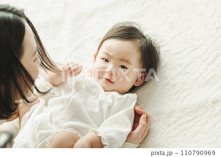 0歳児の赤ちゃん 110790969