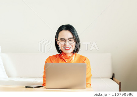 オンラインでパソコンに向かって話す女性 オンラインでパソコンに向かって話す女性 110790996