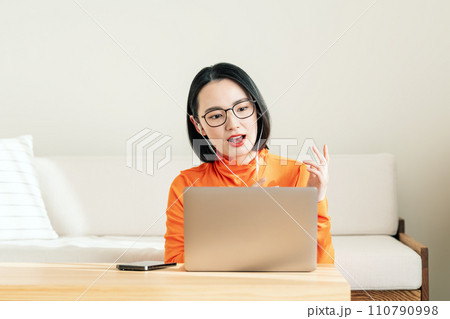 オンラインでパソコンに向かって話す女性 110790998