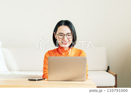 オンラインでパソコンに向かって話す女性 110791000