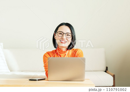 オンラインで仕事をする女性 110791002
