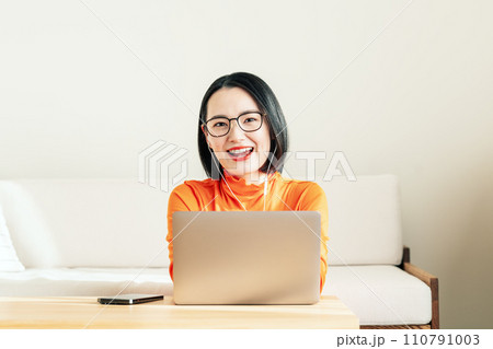 オンラインで仕事をする女性 オンラインで仕事をする女性 110791003