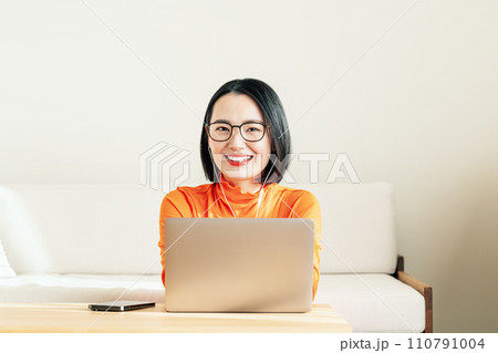オンラインで仕事をする女性 110791004