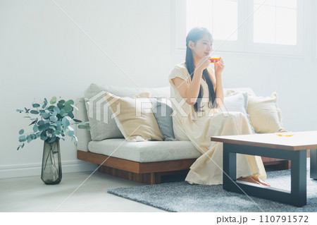 リビングでコーヒーを飲む女性 リビングでコーヒーを飲む女性 110791572