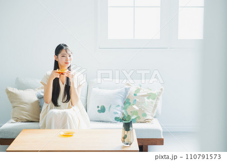 リビングでコーヒーを飲む女性 リビングでコーヒーを飲む女性 110791573