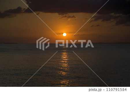 沖縄の夕陽 沖縄の夕陽 110791584