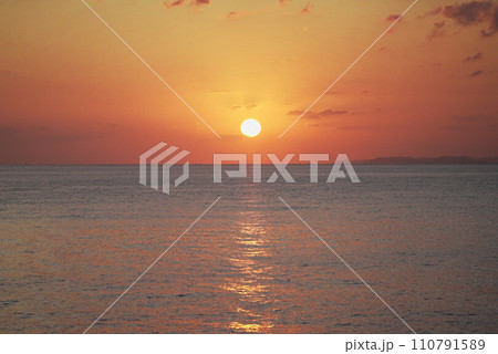 沖縄の夕陽 110791589