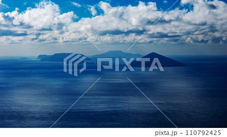 伊豆大島の冬　三原山トレッキング 110792425